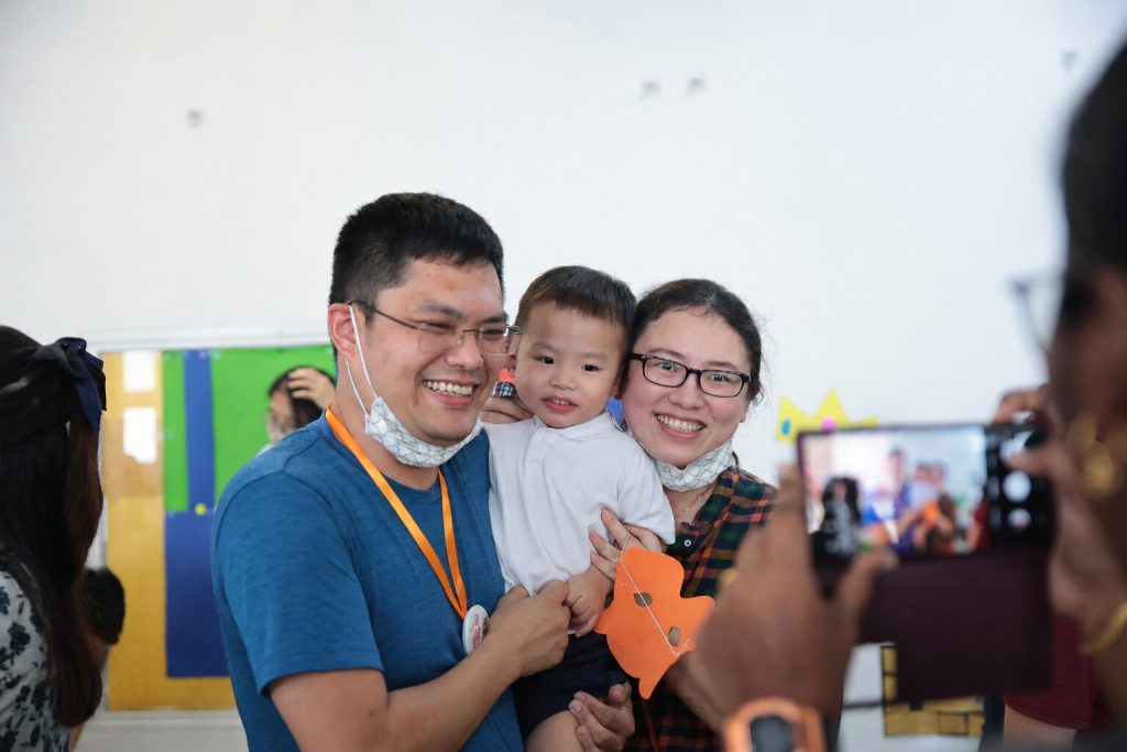 Kinder Arena's Parent taking picture with their child smiling happily